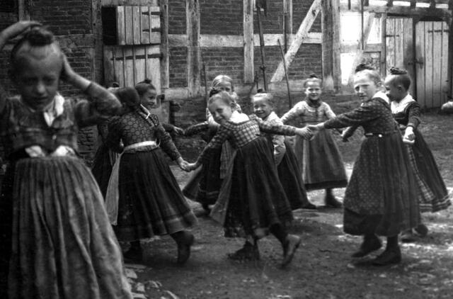 Tanzen vor 100 Jahren: Schnappschuss von Karl von BAUMBACH. Bildausschnitt gen. Bildrecht; Katzenmeier/Kiltz und von LIERES.