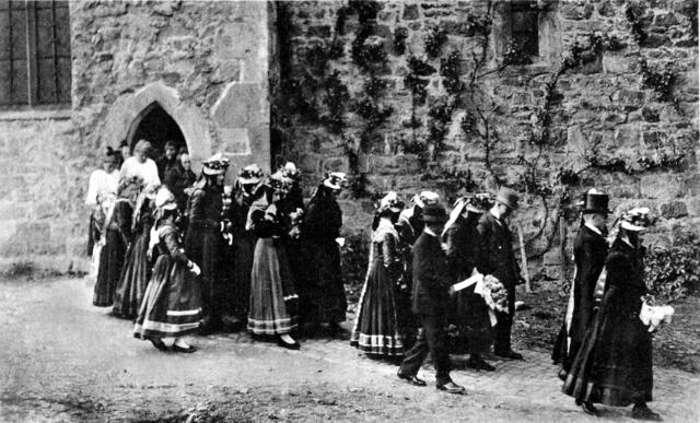 Hochzeitszug beim Verlassen der Fronhäuser Kirche (1912). BAUMBACH-Foto (vgl. Text). Bildrechte Frau von LIERES. Bildbearbeitung Kiltz/Katzenmeier.