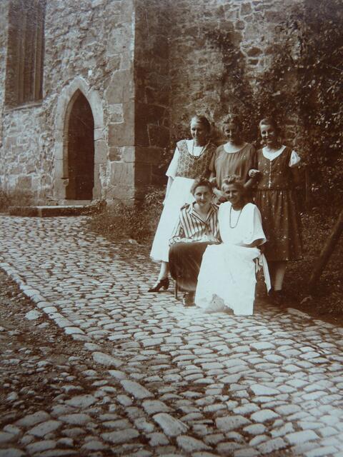 Gruppenbild mit Damen: mit den 3 Töchtern von Hauptlehrer KORNMANN - Maria (vorne rechts neben Emma ESCH, Schwester des Bürgermeisters) und Margarethe (rechts) sowie Else (links). Foto um 1925.