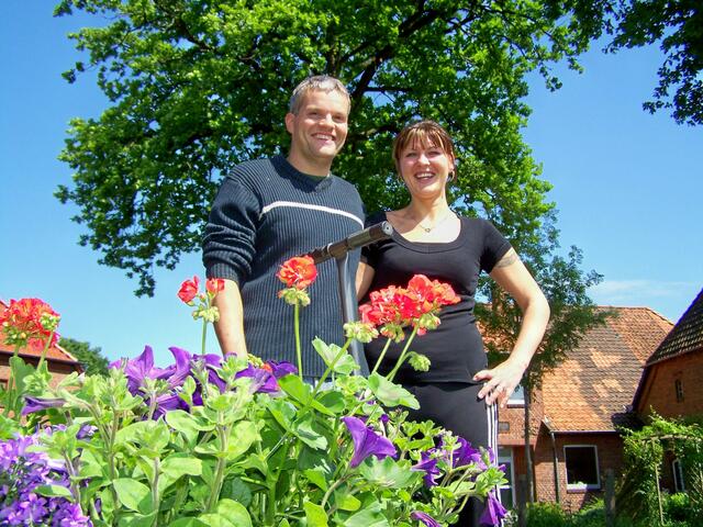 Violetta Nachtigall & Ralf Köhne vor Ihrem rot-blau gepflanzten Bollerwagen