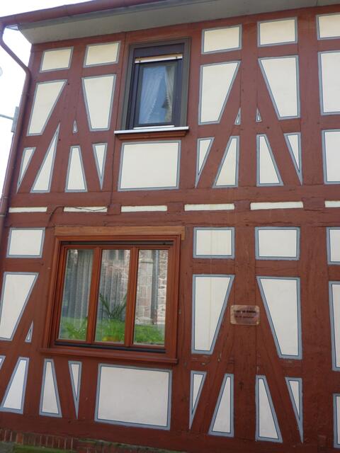 Lehrerwohnhaus heute; bitte mit dem nachfolgenden Foto vergleichen.