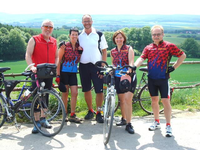 Gruppenfoto in wunderschöner Landschaft
