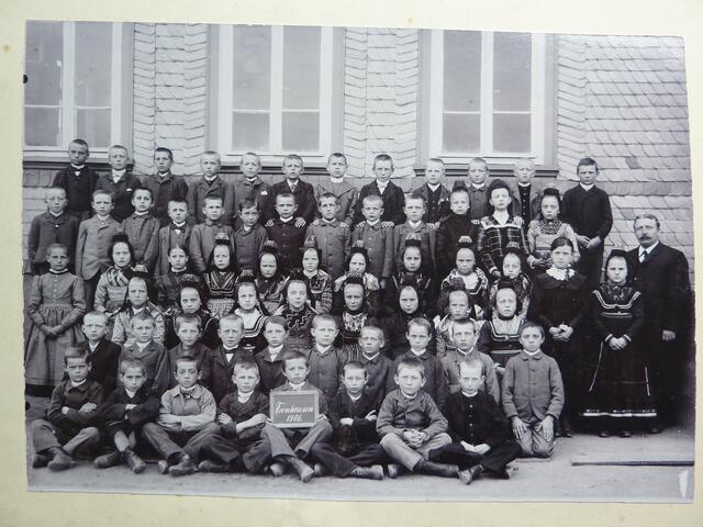 Lehrer KORNMANN mit Fronhäuser Schülern vor "neuem" Schulgebäude 1906