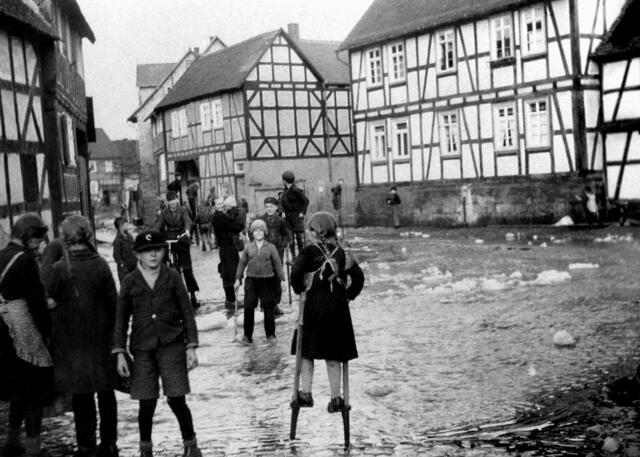 Schnappschuss mit Kindern auf Stelzen: Foto Karl von BAUMBACH (Bildrechte von LIERES).