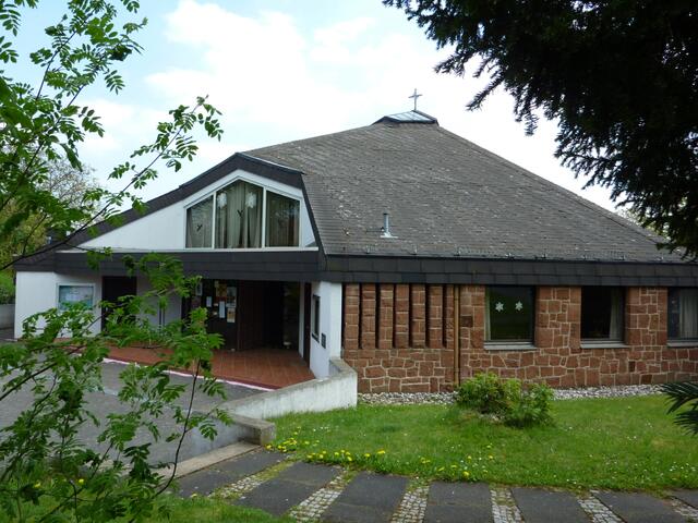 Neue katholische Kirche auf dem Stollberg. "Heilig-Kreuz-Kirche" ist der Name der Kirche, die 1971 fertiggestellt worden ist. Mehr dazu siehe im WEB: Kirchengemeinde (...).