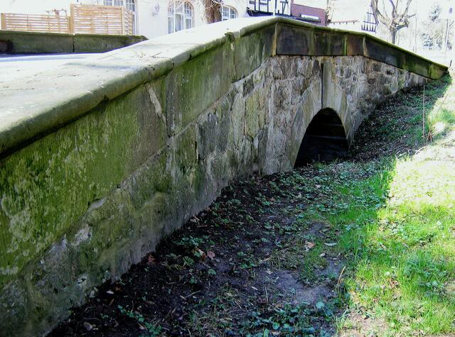 .......... mit  Grenzbrücke