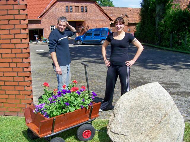 Violetta Nachtigall & Ralf Köhne vor Ihrem rot-blau gepflanzten Bollerwagen