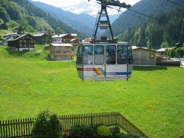 Die Seilbahn fährt an der Pension vorbei