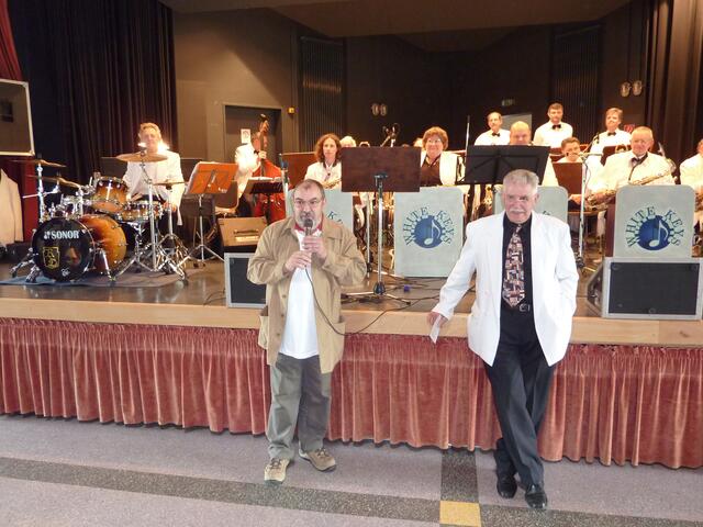 Der Vorsitzende der Vereinsgemeinschaft Fronhausen begrüßt die Besucher des Events  mit der Marburger Big-Band "White Keys". Die VGF e.V.  wurde 2005 gegründet.. Erich HAHN und Heinrich KRAFT wirkten zur 800-Jahrfeier  im Sinne wie Wieland SCHNEIDER heute