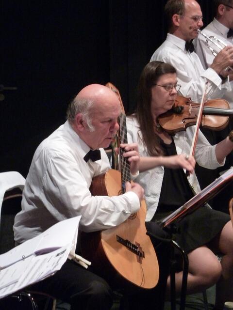 Als ehemaliger "Fronhäuser" wusste ich nicht, dass Konrad Gitarrist der Heimat-Bigband ist und im Kirchenchor singt. Konrad förderte mein Projekt "DVD zum Jubiläum". Danke!