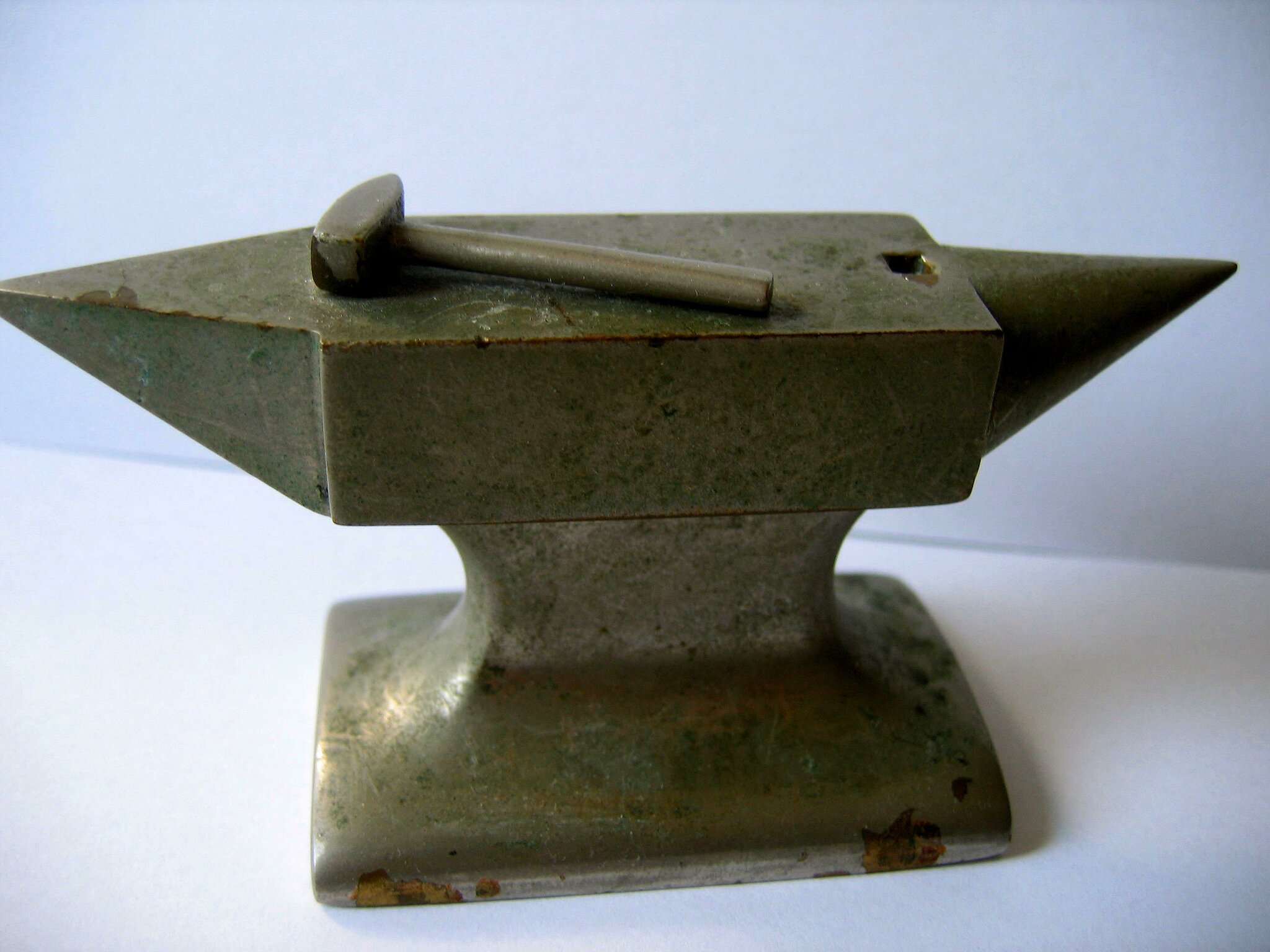 Der Amboss, ein Arbeitsplatz für den Schmied. - Peine