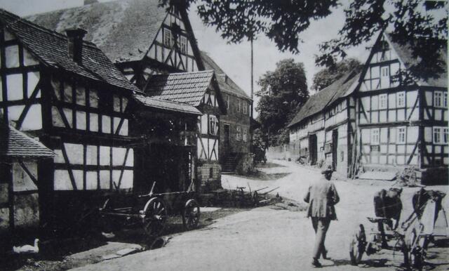 Postkarte von damals. Bitte Bilder vom Motiv der Schmiede vergleichen. Aufnahme mutmaßlich Karl von Baumbach. Baumbach erstellte ein Modell des Hofes links; heute im Uni-Museum am Schloss zu sehen. Motiv auch für Karl Lenz und Otto Scharf .
