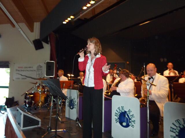 Die Big-Band-Sängerin Bettina LEUKEL verabschiedete sich vom Konzert-Publikum und den Mitgliedern der Big-Band. (Mehr dazu im Text des Artikels.)