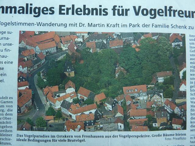 Interessanter Blick auf den Gutspark mit umliegenden Straßen und Gebäuden: Ein Vogelparadies im Ortskern. (Quelle: OP v. 22.05.09; Wanderung am 24.05. - 8.00 h ab Park.)