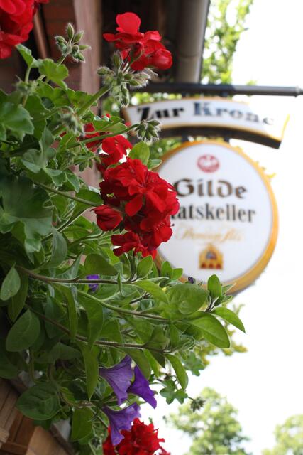 Blau-rot vor dem Gasthaus Krone in Suttorf