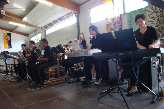 Die "Crazy Oak Bigband" beginnt flot zu spielen.
