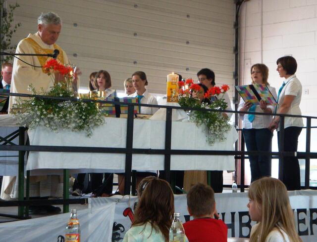 Schön geschmückt auch der Altar. Viele Kinder feierten die Messe mit