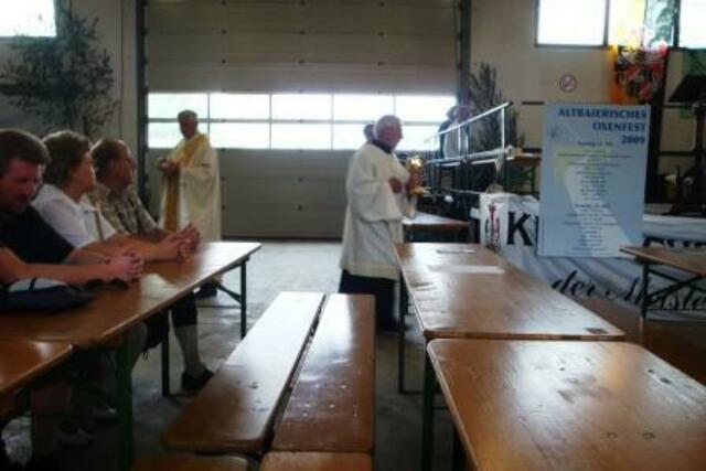 Auf dem Weg zu den Gläubigen um die Kommunion zu spenden