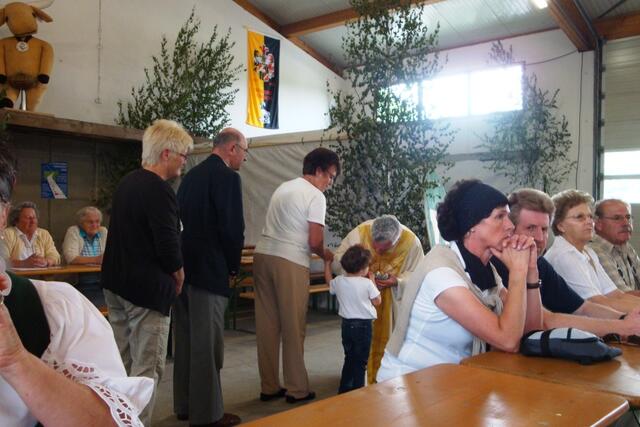 Der kleine Junge bekommt auch seinen Segen