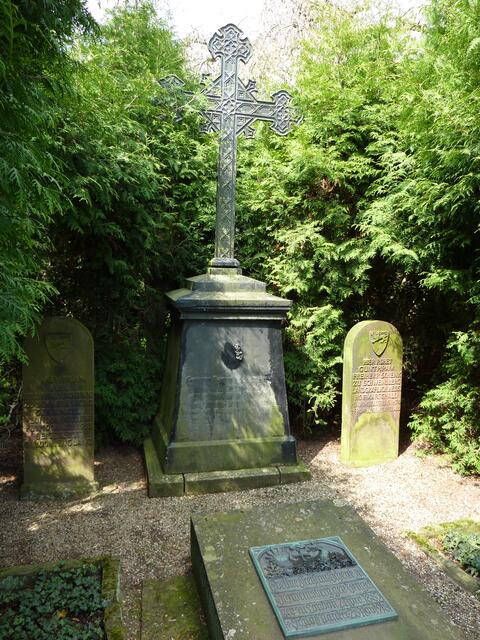 In Kirchennähe: Hier ruhet &#8222;GUNTHRAM FREIHERR SCHENK ZU SCHWEINSBERG&#8220; und &#8222;CHRISTIAN SCHENCK ZU SCHWEINSBERG&#8220;.
