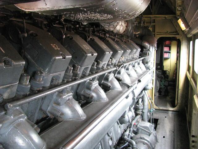 Der 16-Zylinder-Viertakt-Dieselmotor sorgt für mächtig viel Zugkraft