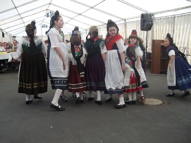 Auftritt der Kindergruppe der Volkstanz- und Trachtengruppe Halsdorf