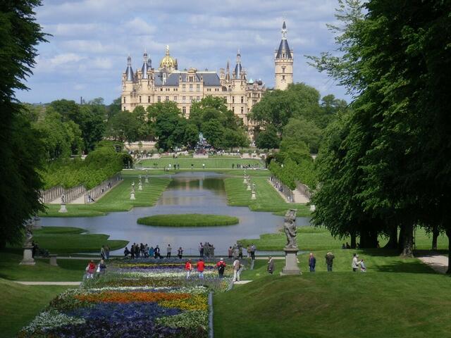 Der berühmte Blick auf das Schweriner Schloss - derzeit über das Gelände der Bundesgartenschau.