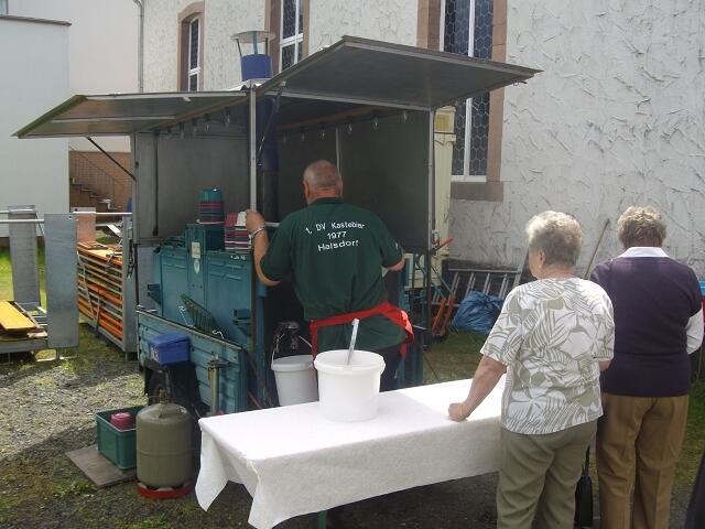 Ausgabe der Gulaschsuppe