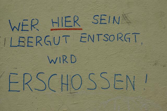 Freundlicher Hinweis an der nackten Wand