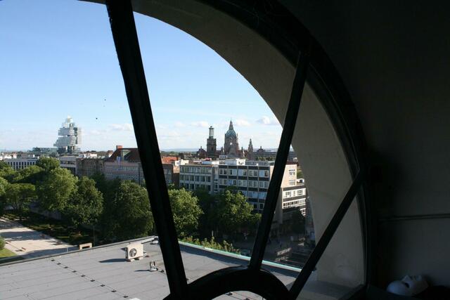 Blick aus dem Ballettsaal auf NordLB, Aegidienkirche und Neues Rathaus.