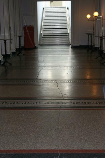 Alter Fußboden im Foyer. Eins der ganz wenigen Teile des Hauses, das den Krieg überlebt hat.