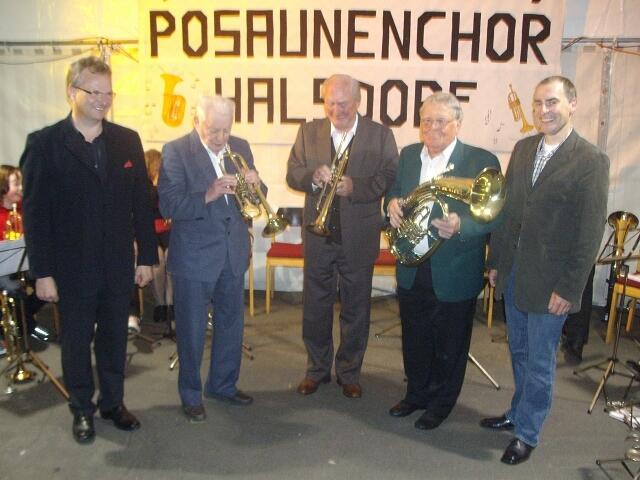 Ehrung der Gründungsmitglieder (v. l. n. r. 1. Vorsitzender Dieter Bubenheim, Heinrich Seibert, Heini Metke, Martin Becker, Landesposaunenwart Ulrich Rebmann)