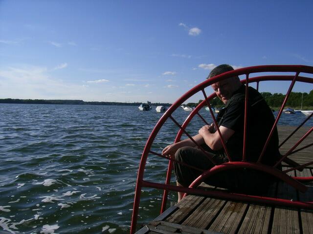 Hier kann man in aller Ruhe relaxen - am anderen Ufer liegt Bad Kleinen.