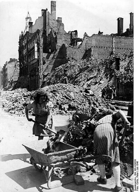 als er zu Ende ging, waren es nur noch 2.800.000 und in ganz Berlin lagen rund 80 Mio. cbm Trümmerschutt | Foto: Cürlis, Peter - http://commons.wikimedia.org/wiki/File:Bundesarchiv_Bild_183-H29659,_Berlin,_J%C3%A4gerstra%C3%9Fe,_Tr%C3%BCmmerfrauen.jpg