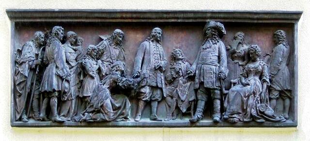 Neuer Aufschwung kam erst wieder 1685 nach der Aufnahme der Hugenotten durch Friedrich Wilhelm I. von Brandenburg. Sie brachten neue Gewerbe ins Land, so z.B. die Seidenweberei. | Foto: http://commons.wikimedia.org/wiki/File:Relief_Joachim-Friedrich-Str_4_(Halen)_Johannes_Boese.jpg
