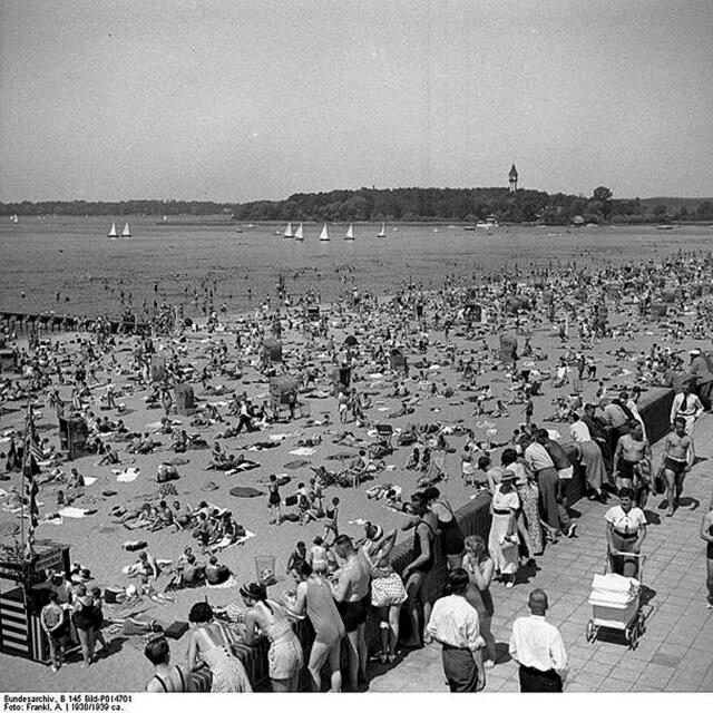 Das 1907 eröffnete und 1930 ausgebaute Strandbad Wannsee gilt als größtes Binnenseebad Europas. | Foto: http://commons.wikimedia.org/wiki/File:Bundesarchiv_B_145_Bild-P014701,_Berlin,_Strandbad_Wannsee,_Badeleben.jpg