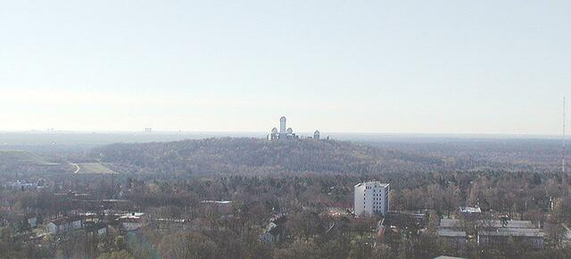 Der Teufelsberg ist 115 m hoch und hatte auf dem Gipfel eine Radarstation der amerikanischen Streitkräfte. Nach der Wiedervereinigung wurden die elektronischen Einrichtungen der Anlage entfernt. 1991 zogen Amerikaner und Briten ab. | Foto: http://commons.wikimedia.org/wiki/File:Berlin_Wilmersdorf_Teufelsberg.jpg
