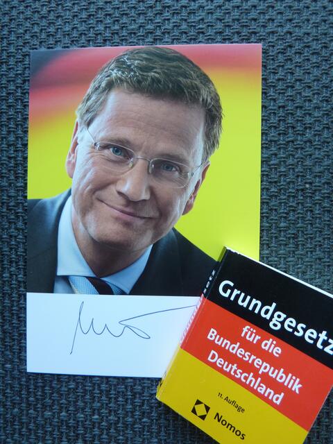 An GUIDO: &#8222;Autogramm-Karte mit Grundgesetz: Bitte KULTUR als STAATSZIEL durchsetzen und in HESSEN für DOCUMENTA-Demokratisierung sorgen!&#8220; (gez. W.H. www.art-and-science.de)