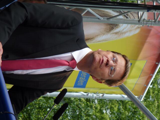 &#8222;Wer Andersdenkende nicht erträgt, ist für Europa oder den Frieden völlig ungeeignet", rief FDP-Chef WESTERWELLE einer Gruppe zu.