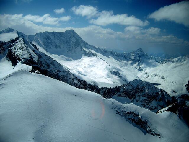 Adamello Cima u. Spuren im Schnee am Monte dei Frati