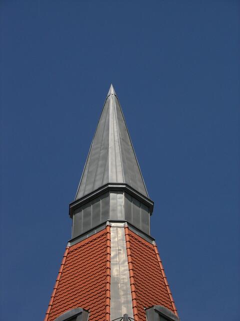 Vielleicht wird jetzt vielen deutlich, warum auf dem einen Haus eine Turmspitze sich befindet - gewissermaßen ein Zitat zur Erinnerung an vergangenen Zeiten und ein Beweise, wie man auch modern gestalten kann, wenn man will!
