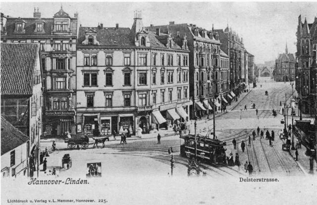 Das ist der Platz der sich auch heute noch "Schwarzer Bär" nennt  - mitte-rechts führt die Falkenstraße ab, und wenn man in sie hineinschaut...