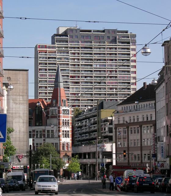 So hässlich sie der Schwartze Bär heute aus - wer das amtlich gefördert bauen durfte, gehört an das Monstrum gekettet... Wie verschandelt man eine Stadtlandschaft! SO!
