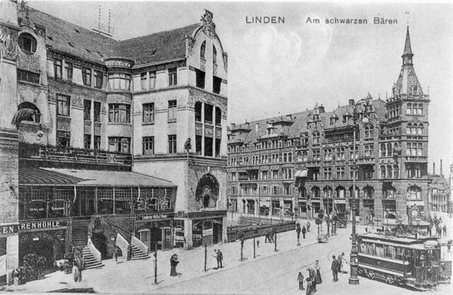 Links: das 1902 neu errichtete Gasthaus mit den dazu gehörenden "Bärenhöhle" im Keller