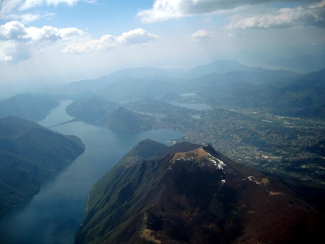 Luganer See und rechts Lugano