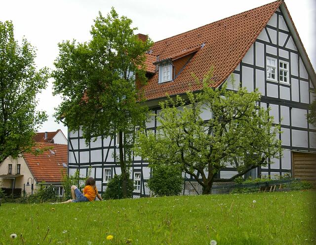 Fachwerk mit Blumenwiese und Mädchen