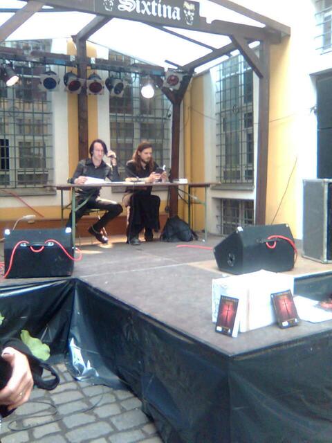 Michael Sonntag (rechts) mit einem weiteren Autor in einer Lesung