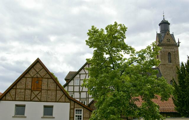 die Kilianskirche wacht über das alte Fachwerk