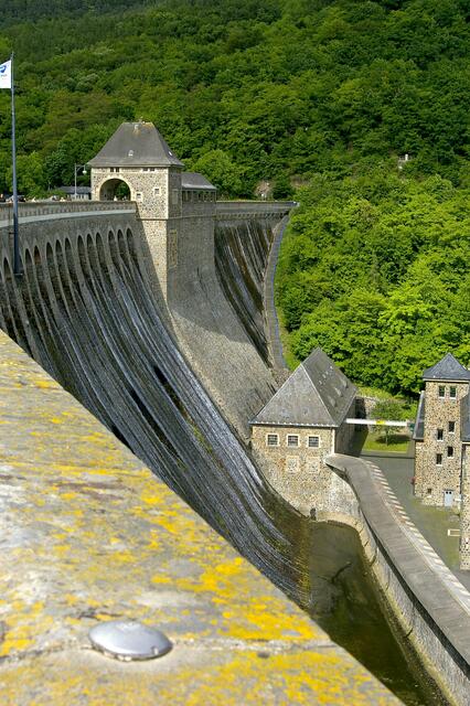 Blick von der anderen Seite, Wasser fließt