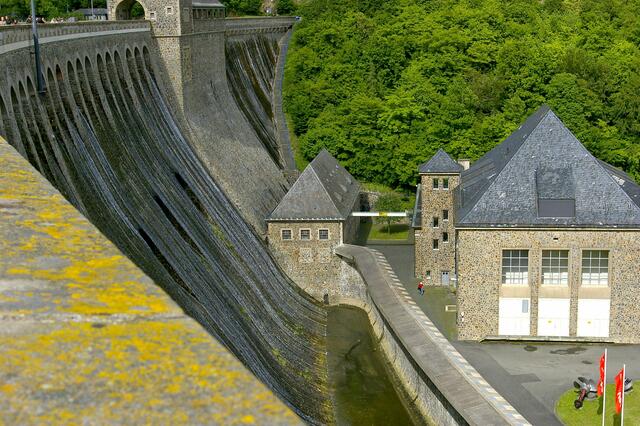 das Schwappwasser, erzeugt durch das Schiff, welches an der Staumauer anlegte